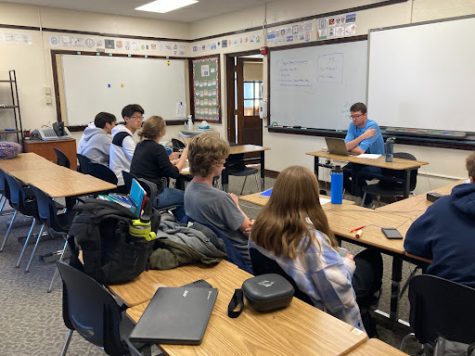 Scrimmaging Smarties: OHS Academic team is doing a lightning round led by Ian Callon after students did a category round. Team members were answering as many questions as possible using a jeopardy-like buzzer in the span of four minutes. 