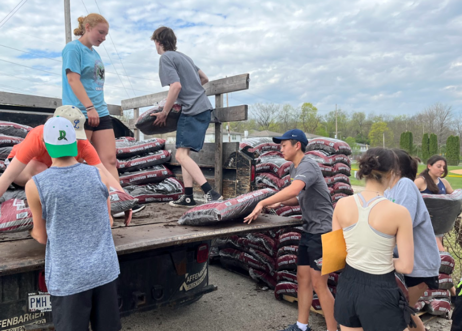 Joint+Effort%3A+Students+pile+bags+of+mulch+onto+the+truck+so+that+they+can+be+delivered+to+customers+who+pre-ordered.+Both+members+of+student+council+took+part+in+hosting+the+sale%2C+as+well+as+other+student+volunteers.+%0A