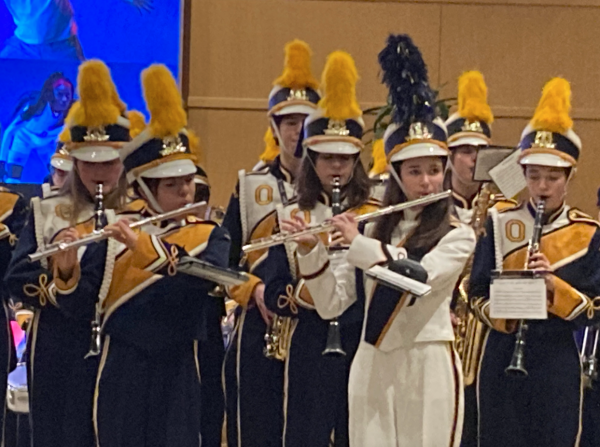 The Oakwood High School Marching Band played sports themed music in the lobby of the Schuster Center before the concert started. “We get the pre-show performance and play a variety of songs for people as they walk in we also get to play the Star Spangled Banner with the Dayton Philharmonic Orchestra.” -Noah Handler (11) said. 